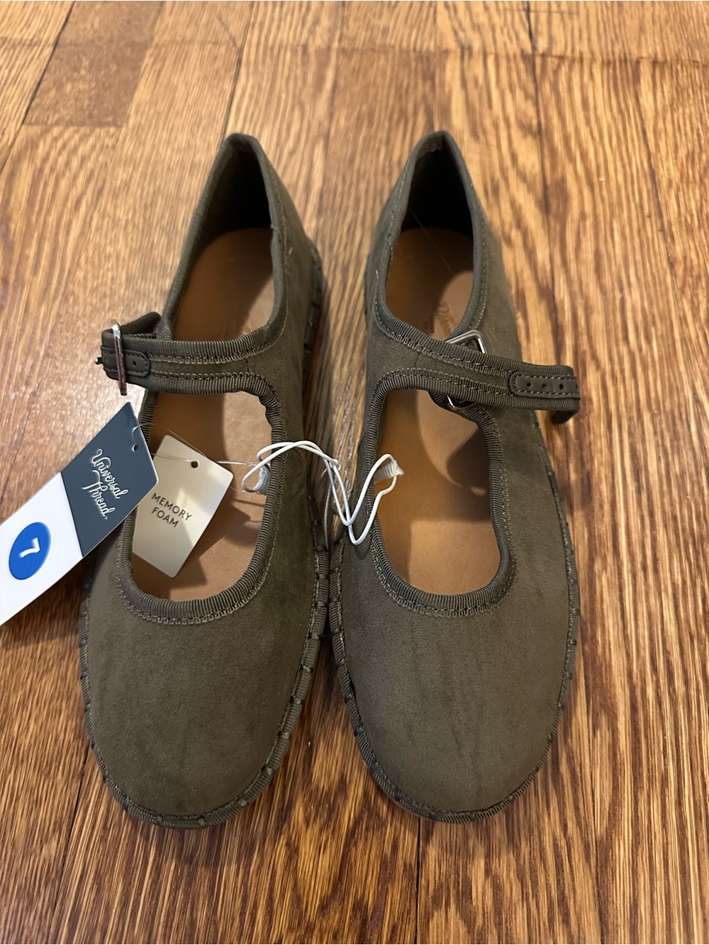 Olive Halston Flats Universal Thread size 7